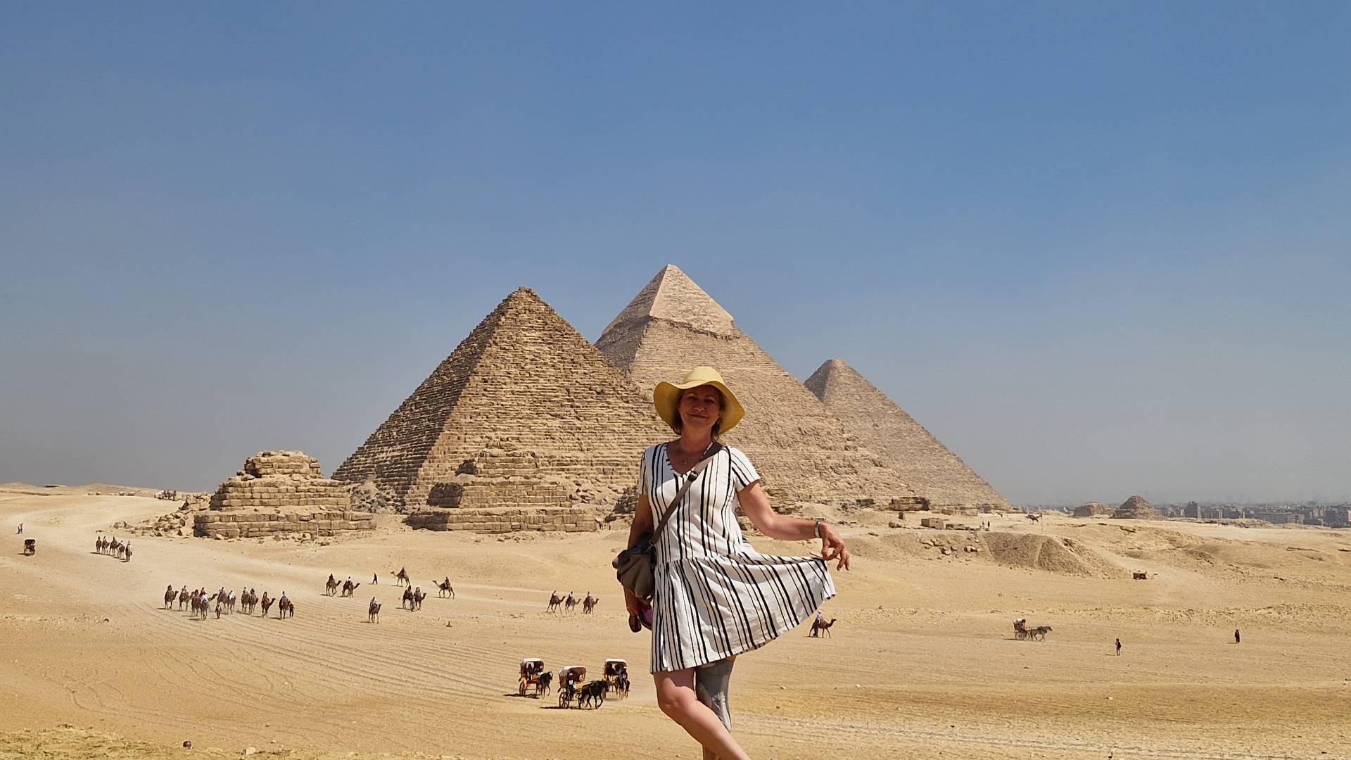 Vrouw bij de piramides van Gizeh in Egypte | Kingfisher Tours